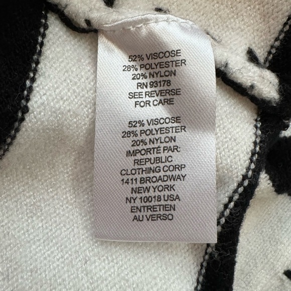 TAHARI Black & White Pullover Stripe Sweater w/ Thick Stitch Decal - Large - Picture 9 of 11